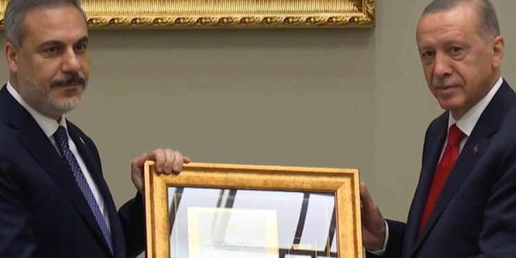 Cumhurbaşkanı Erdoğan’dan Hakan Fidan’a üstün hizmet madalyası