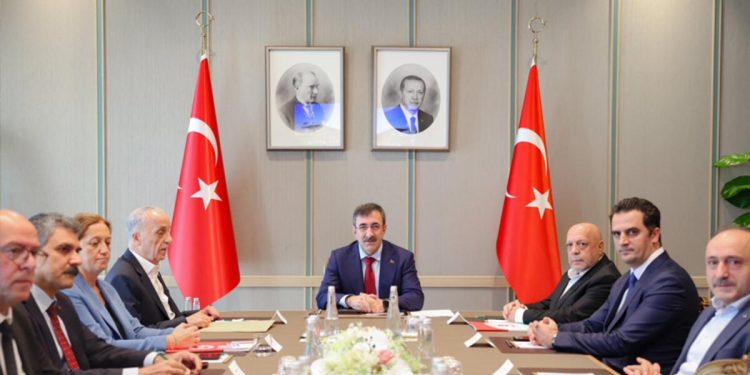 Cumhurbaşkanı Yardımcısı Yılmaz personel sendikalarının temsilcileriyle görüştü