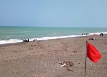 Denize girmek yasaklandı… Ağır dalga ve akıntı sebebiyle Akçakoca’da vatandaşlara ihtar…