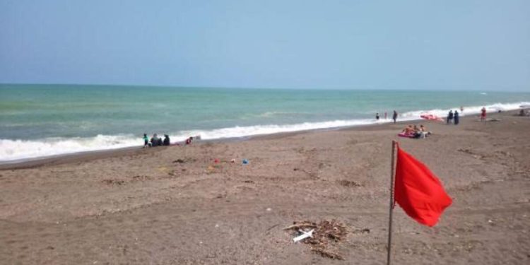 Denize girmek yasaklandı… Ağır dalga ve akıntı sebebiyle Akçakoca’da vatandaşlara ihtar…