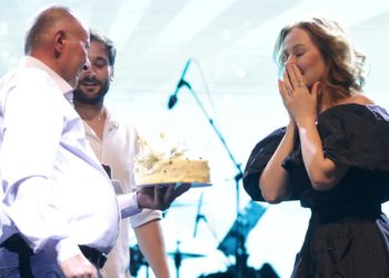 Doğum günü sürprizi Zuhal Olcay’ı duygulandırdı