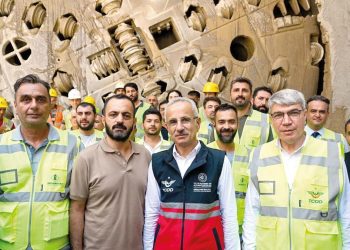 En uzun demiryolu tünelinde birinci ışık