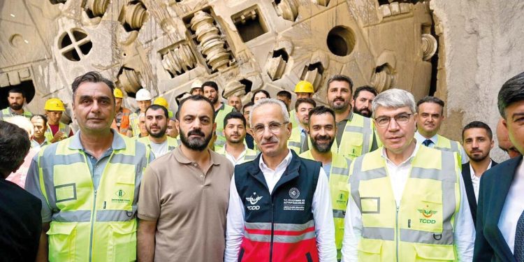 En uzun demiryolu tünelinde birinci ışık