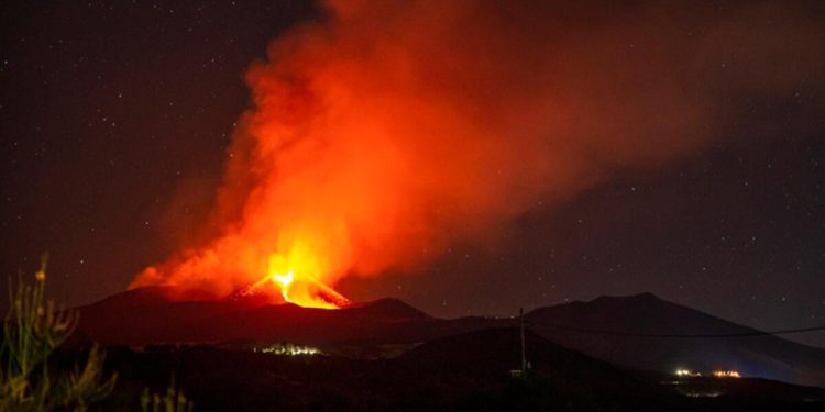 Etna yine faaliyete geçti