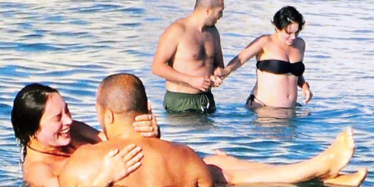 Ezgi Mola ve eşi Mustafa Aksakallı’nın keyifli anları