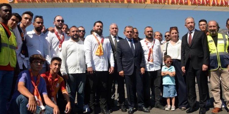 Galatasaray, 600 konteyneri depremzedelere teslim etti