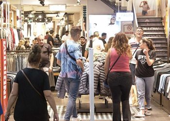 Gecenin 3’ünde tıklım tıklım… Beyoğlu’nda mağazalar çift vardiya çalışıyor