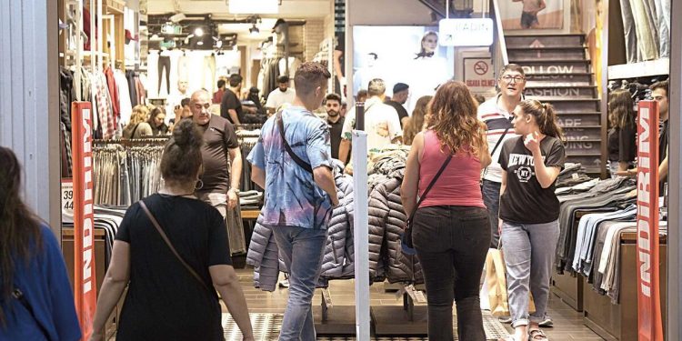 Gecenin 3’ünde tıklım tıklım… Beyoğlu’nda mağazalar çift vardiya çalışıyor