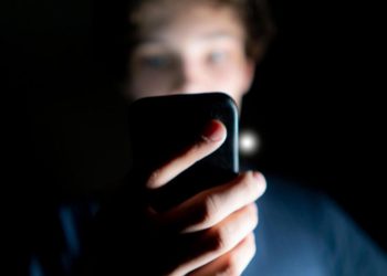 Gençleri ve teknoloji firmalarını kızdıran plan! Akıllı telefonlara önemli kısıtlama: Akşam 10’dan sabah 6’ya kadar internet kullanamayacaklar