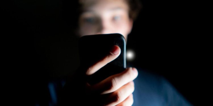Gençleri ve teknoloji firmalarını kızdıran plan! Akıllı telefonlara önemli kısıtlama: Akşam 10’dan sabah 6’ya kadar internet kullanamayacaklar