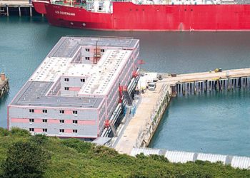 ‘Hapishane gibi’ sığınmacı gemisi… İngiltere’den göçmen meselesine tartışmalı yaklaşım