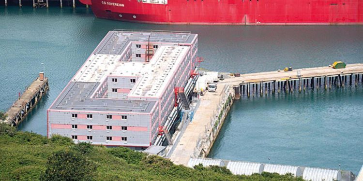 ‘Hapishane gibi’ sığınmacı gemisi… İngiltere’den göçmen meselesine tartışmalı yaklaşım