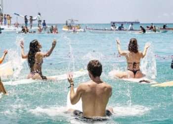 Hawaii’de ölenler denizde anıldı