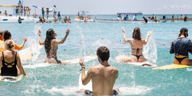 Hawaii’de ölenler denizde anıldı