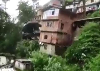 Hindistan’dan inanılmaz imgeler: Konutlar toprağa gömüldü…