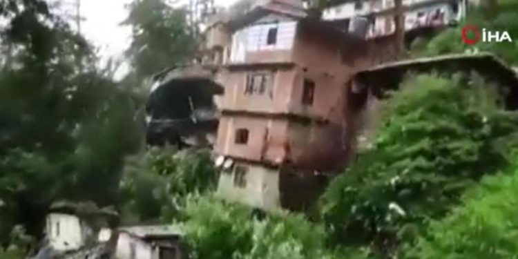 Hindistan’dan inanılmaz imgeler: Konutlar toprağa gömüldü…