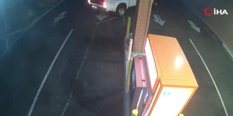 İnanılmaz imaj: ATM’yi yerinden söküp çaldılar!
