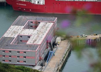 İngiltere tartışmalı gemiye mülteci kabulüne başladı