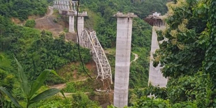 İnşaat halindeki demiryolu köprüsü çöktü: 17 meyyit