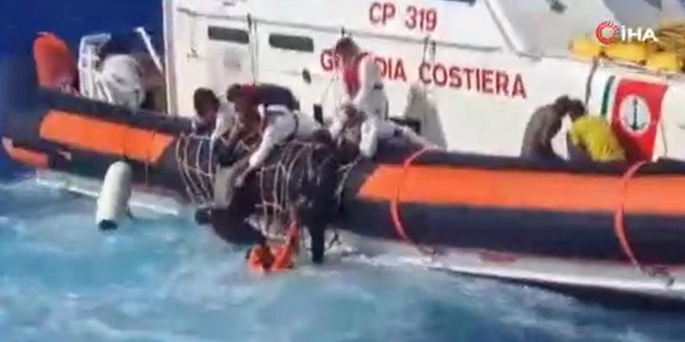 İtalya açıklarında iki göçmen teknesi battı: 2 meyyit, 31 kayıp