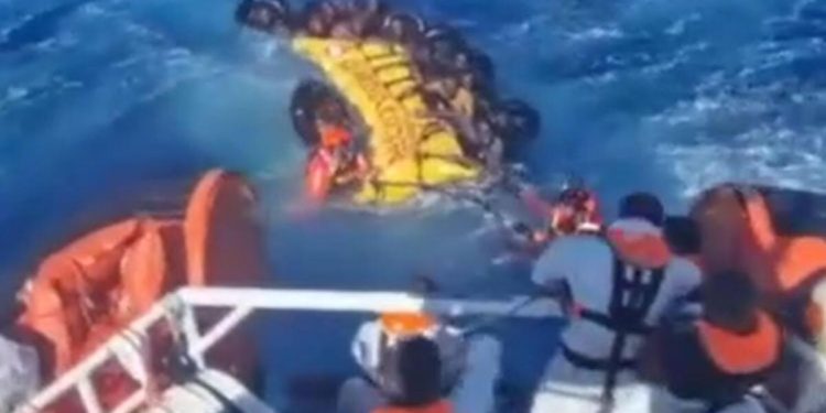 İtalya’da iki göçmen teknesi battı: 2 meyyit, 31 kayıp