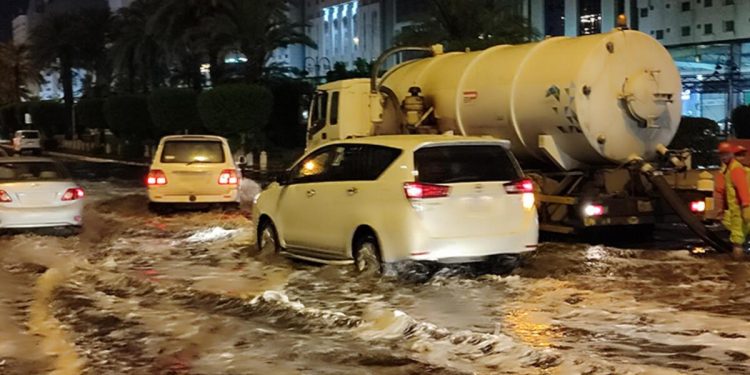 Kabe’de şiddetli yağış ve fırtına