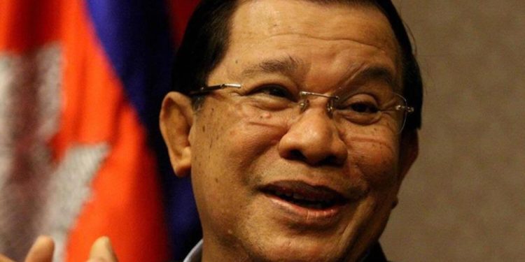 Kamboçya’da yeni devir: Başbakanı 39 yıllık misyonunu oğluna devrediyor