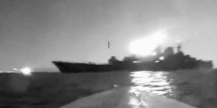 Karadeniz’de savaş büyüyor! Ukrayna, Rus gemisini vurdu