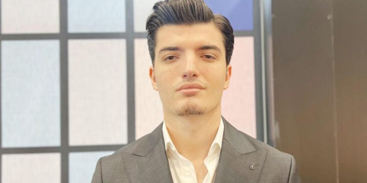 Kente dönüş temalı renkli koleksiyon