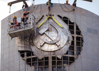 Kiev’de hararetli çalışma… Sovyet arması gitti Ukrayna mızrağı geldi