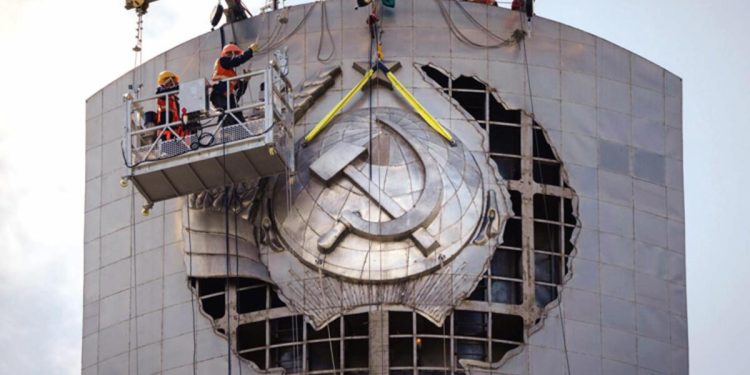 Kiev’de hararetli çalışma… Sovyet arması gitti Ukrayna mızrağı geldi