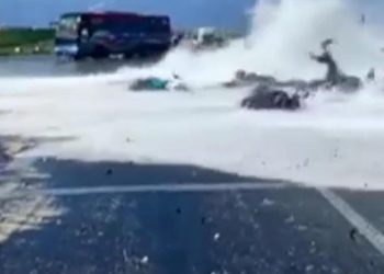 Kıyıya vuran dalga, araçları ve insanları sürükledi! O anlar kamerada