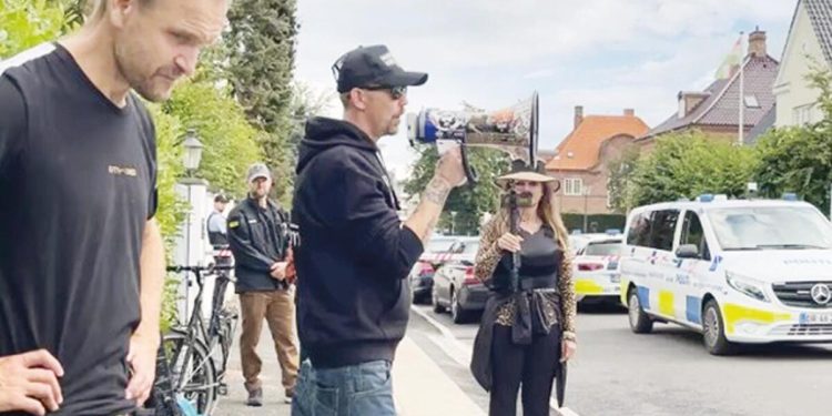 Kopenhag’da seri küstahlık… Türk Büyükelçiliği önünde yakışıksız hareket