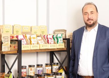 Kuruyemiş dükkânından dünyaya açılıyor