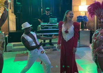 Meryem Uzerli’den 40’ıncı yaşa sambalı kutlama