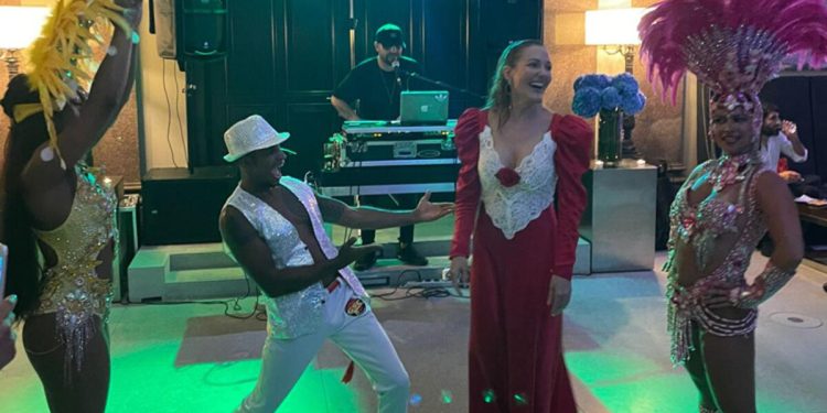 Meryem Uzerli’den 40’ıncı yaşa sambalı kutlama