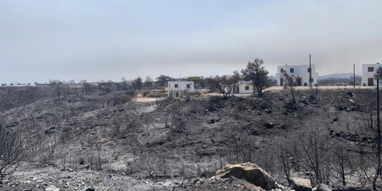 Miçotakis’ten yangından etkilenen turistlere tatil kelamı