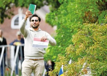 Momika Kuran yakmayı ‘paraya döktü’