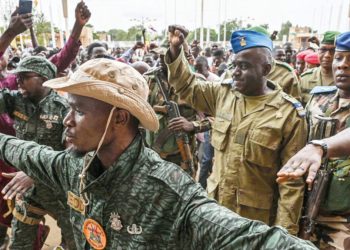 Nijer hava alanını kapattı… Darbeciler stadyumda şov yaptı