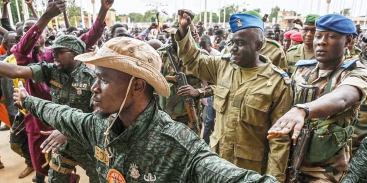 Nijer hava alanını kapattı… Darbeciler stadyumda şov yaptı