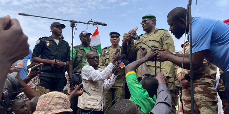 Nijer hava alanını kapattı!