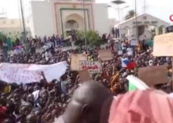 Nijer’de yüzlerce kişi sokağa döküldü