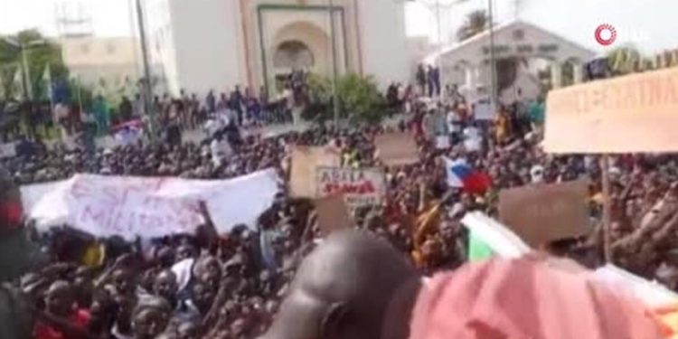 Nijer’de yüzlerce kişi sokağa döküldü