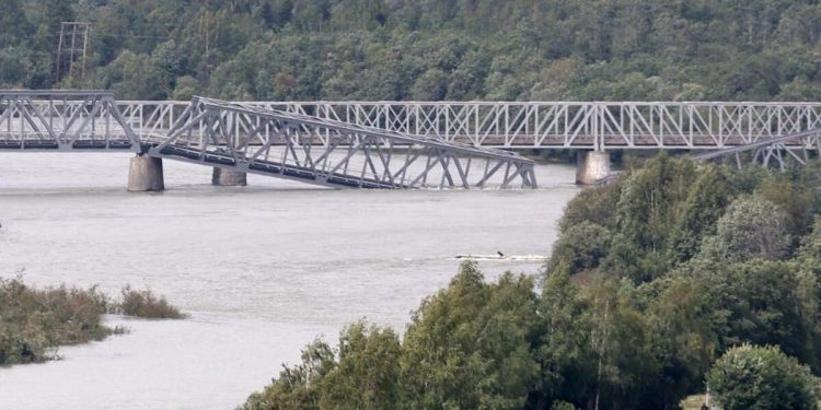 Norveç’te şiddetli yağışlar nedeniyle demir yolu köprüsü çöktü