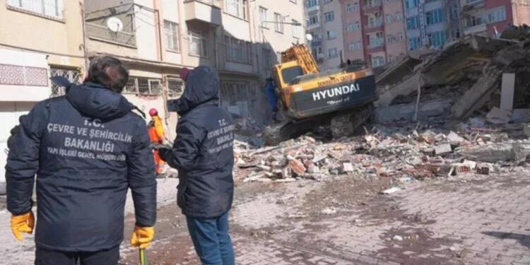 Orta hasarlı binalar yıkılacak mı?  Bakan Özhaseki husus hakkında merak edilen soruları yanıtladı