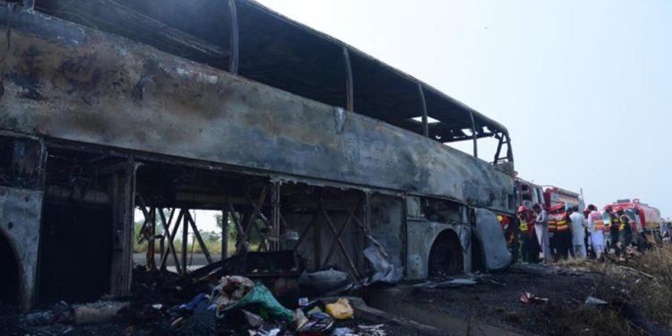 Pakistan’da dehşetli kaza: 20 meyyit, 15 yaralı