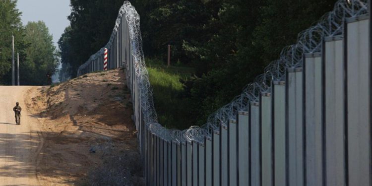 Polonya düğmeye bastı: Belarus hududuna bin asker daha gönderiliyor