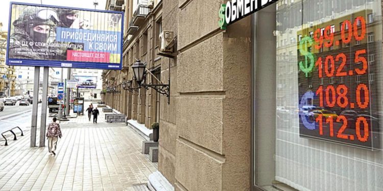Rus iktisadı alarm veriyor: Rublede rekor paha kaybı