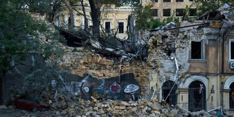 Rusya Odessa’daki liman tesislerini vurdu