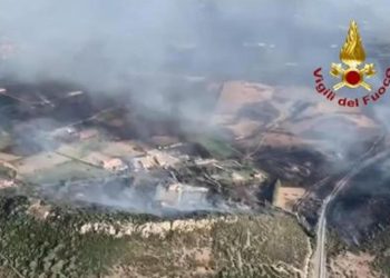 Sardunya Adası’ndaki yangında 4 kişi yaralandı, 600 kişi tahliye edildi!